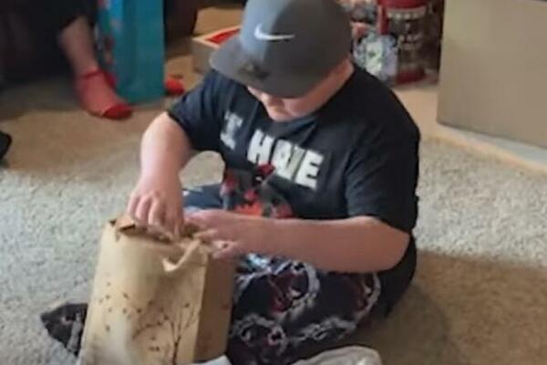 DEČAKU SU NA BOŽIĆ SAOPŠTILI OVE VESTI, A NJEGOVA REAKCIJA SE PREPRIČAVA: Snimak je OBIŠAO SVET (VIDEO)