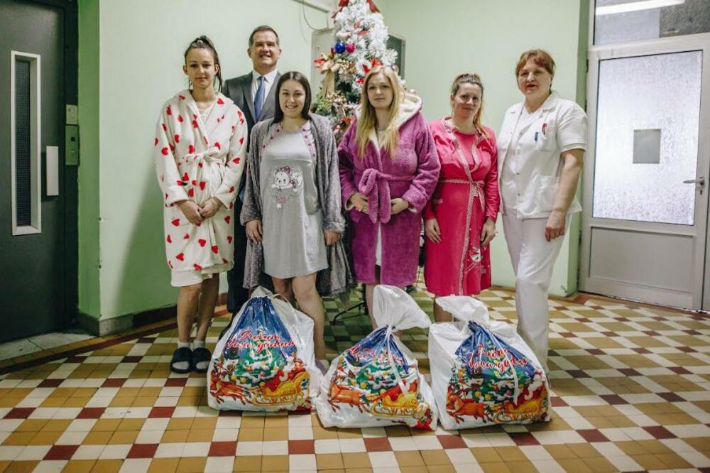 NIS uručio poklon pakete za 225 prvorođenih beba u 2023. godini