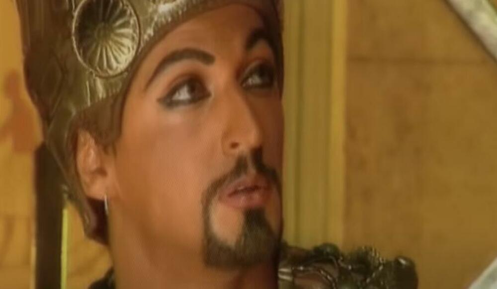 Spot je snimljen u holu Narodne banke Srbije, Lepa Brena je glumila Kleopatru a faraona poznati voditelj.