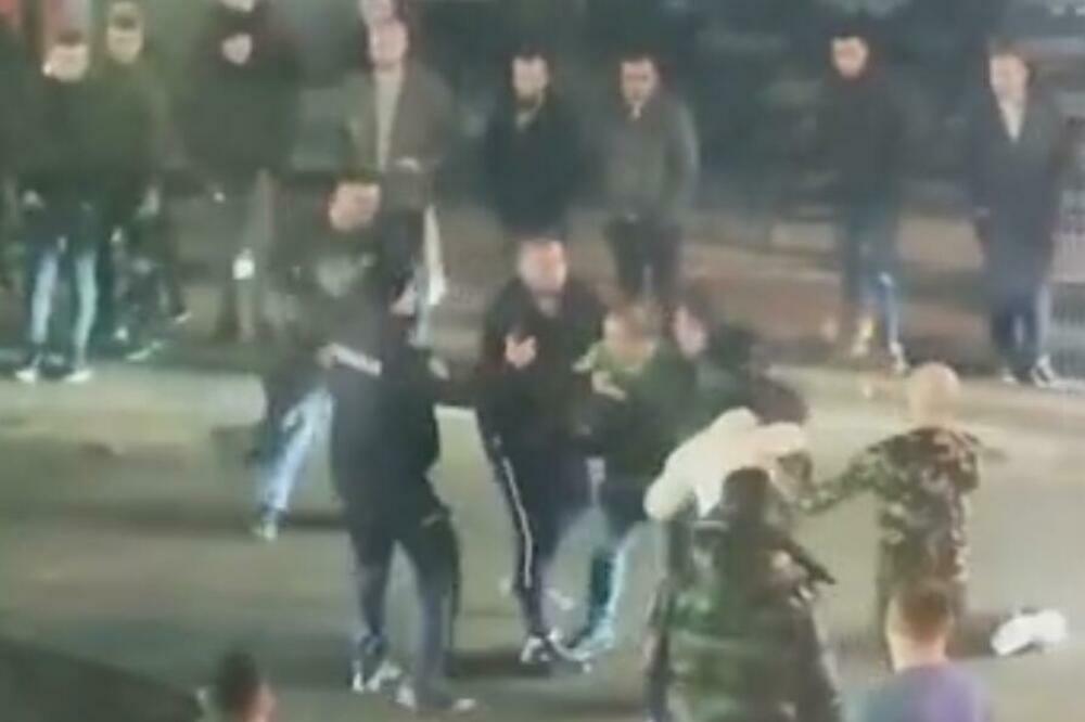MASOVNO BATINJANJE U NOVOM PAZARU: Policija pokušava da razdvoji mladiće, blokirali ulicu