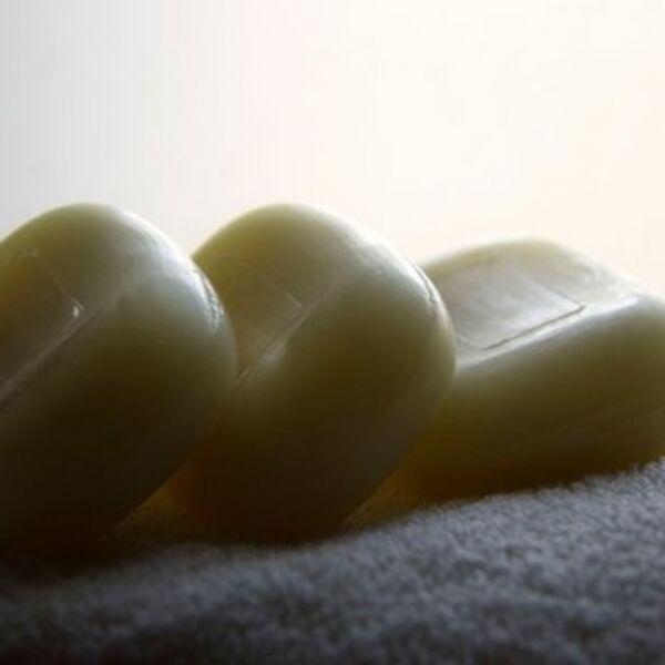 Kako se brzo rešiti dosadnih fleka od sapuna i kamenca uz jeftine sastojke iz kuhinje? Lako je, a niste imali pojma