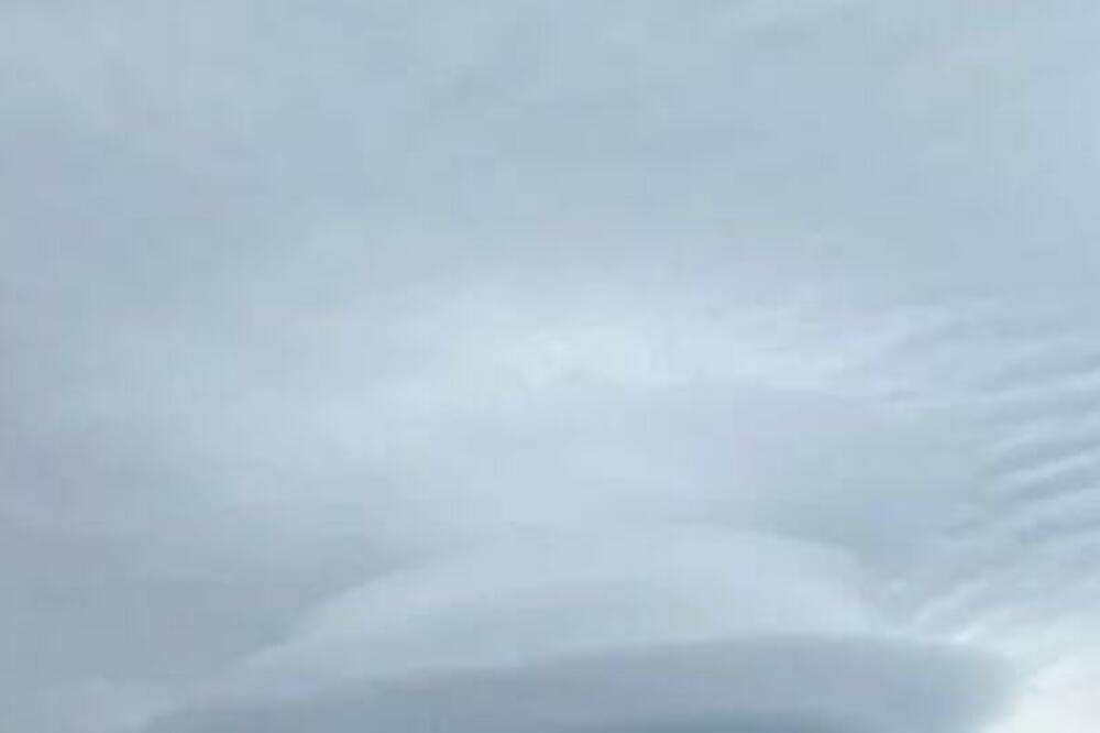 SABLASNI PRIZOR NA NEBU ŠOKIRAO MEŠTANE UOČI NOVE GODINE: Ljudi nisu mogli da VERUJU U ŠTA GLEDAJU (FOTO)