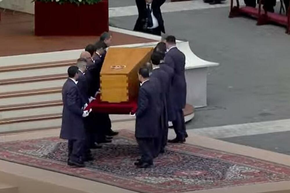 KOVČEG SA TELOM BENEDIKTA POSTAVLJEN NA STEPENICE KOJE GLEDAJU NA TRG SVETOG PETRA: Danas sahrana bivšeg pape