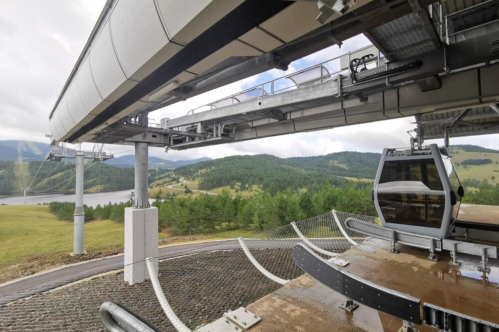 GONDOLA OBARA SVE REKORDE I OVE ZIME: Zlatiborci je prozvali "ZLATNA ŽIČARA"