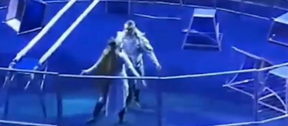 Poklonio se publici kao da se ništa nije desilo