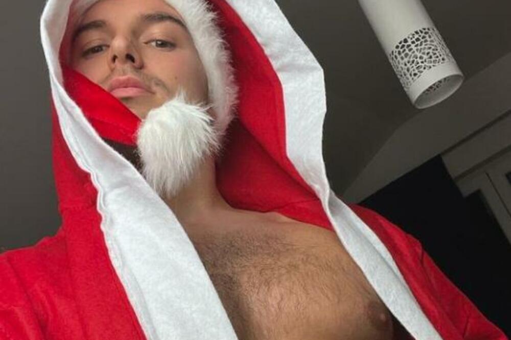 HRVATSKI PEVAČ SE SKINUO I POKAZAO GOLOTINJU: Sve bi POŽELELE poklončić kad ga vide maskiranog u HOT DEDA MRAZA