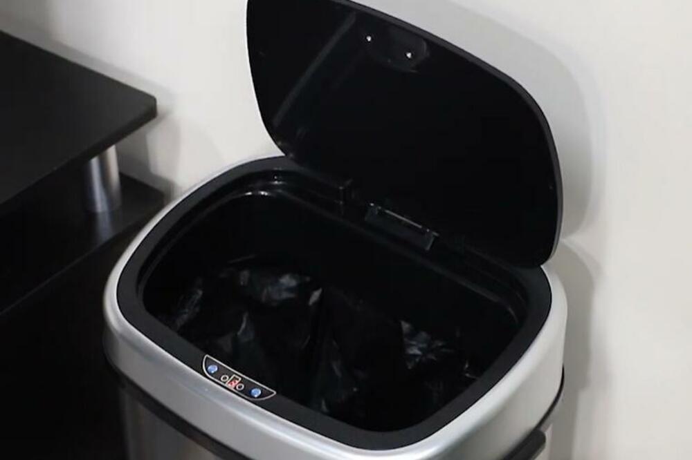 OVAJ TRIK ĆE VAM OLAKŠATI ŽIVOT: Stavite KESU na ovaj način u KANTU za SMEĆE i nema više NEREDA (VIDEO)