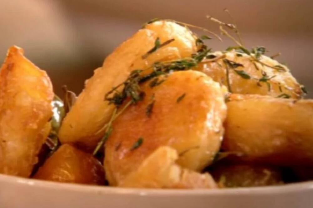 POZNATI KUVAR DŽEJMI OLIVER OTKRIO JE RECEPT ZA HRSKAVI KROMPIR: Svet je poludeo za ovim trikom (VIDEO)