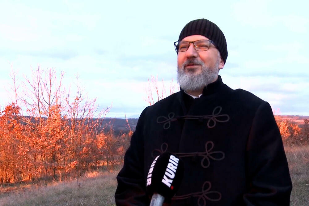 KAKO SE PRAVILNO SEČE BADNJAK? Protojerej Igor Ivković otkrio U ČEMU VEĆINA SRBA STALNO GREŠI (VIDEO)