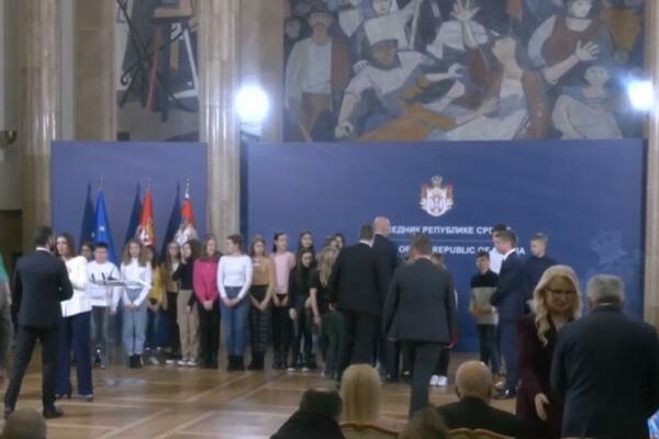 PREDSEDNIK SRBIJE NA BADNJI DAN SA SRPSKOM DECOM IZ SLOVENIJE: Nikada se nisu stideli srpskog imena i prezimena