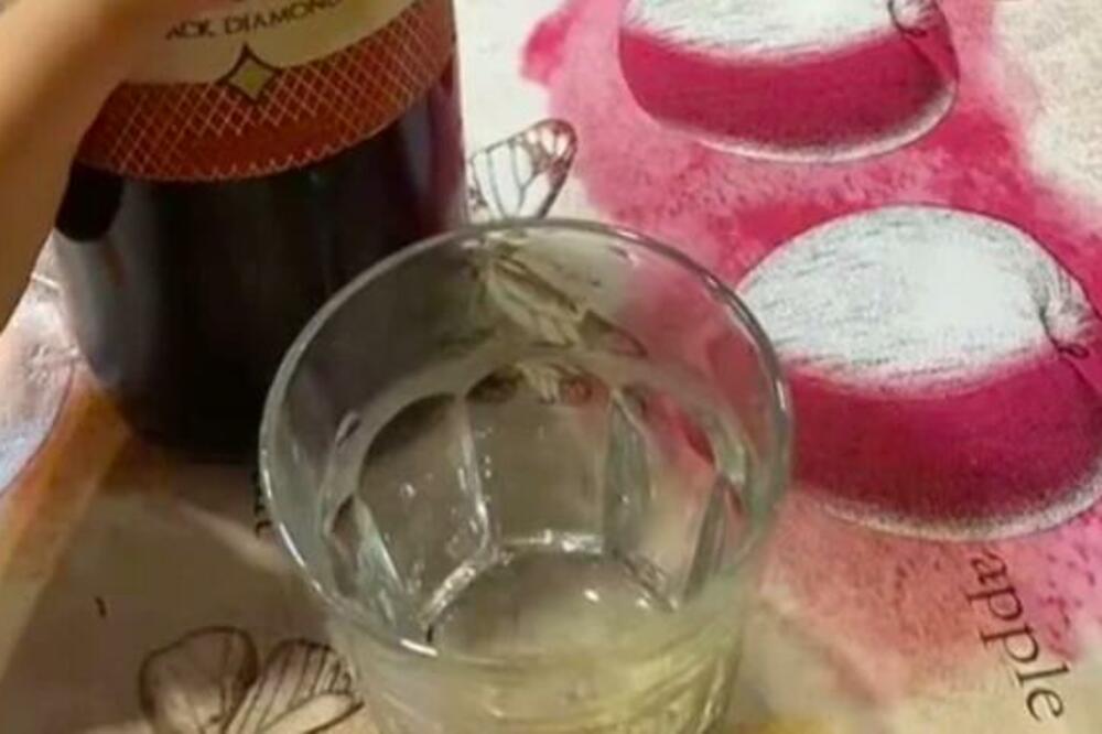 OTVORILA JE VINO KOJE JE DOBILA ZA SLAVU, PA DOŽIVELA ŠOK: Pogledajte samo šta je izašlo iz flaše (VIDEO)
