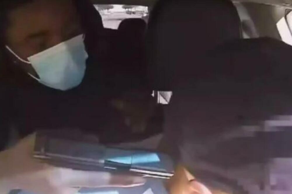 MLADIĆ VOZAČU PRISLONIO PIŠTOLJ NA SLEPOOČNICU: Sve se u momentu preokrenulo (VIDEO)