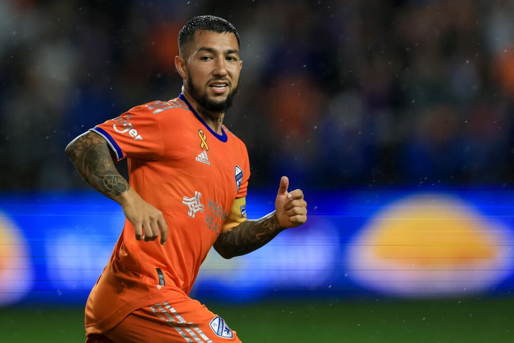 Lusijano Akosta u dresu i kapitenskom trakom Sinsinatija