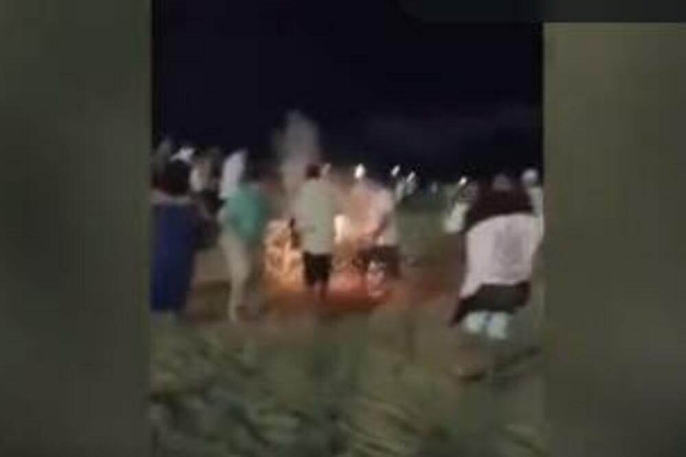 (UZNEMIRUJUĆE) MAJKU PRED DECOM UBIO VATROMET, USNIMLJEN ČIST HOROR: Mališani sve gledali, UŽAS! (VIDEO)