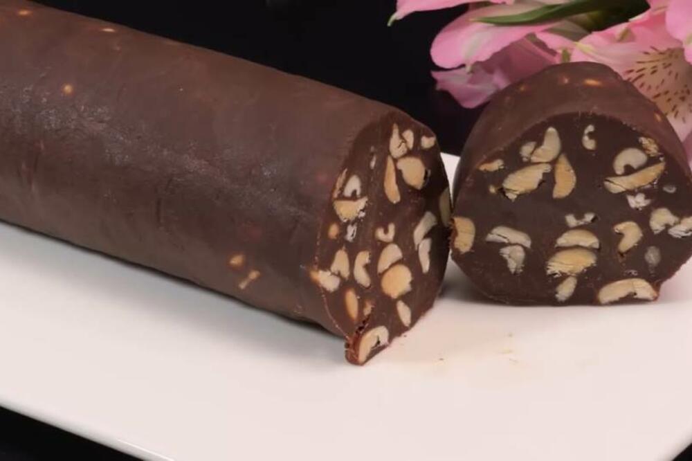 ČOKOLADNA BOŽIĆNA SALAMA SA ORASIMA: Specijalitet koji se sprema za tili čas, a SAMO 4 SASTOJKA su potrebna (VIDEO)