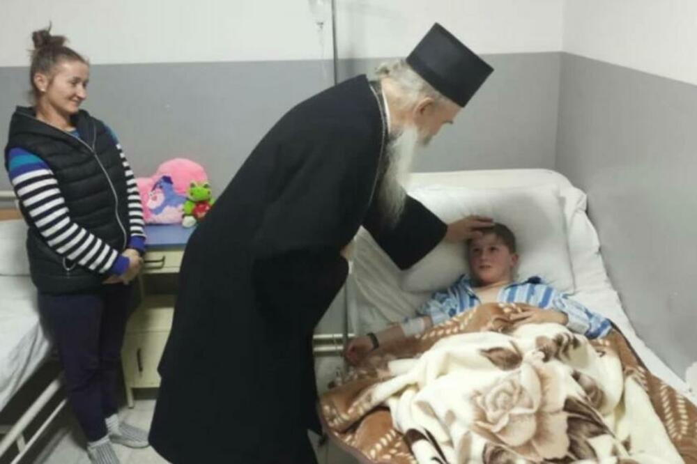 MALI STEFAN (11) RANJEN NA BADNJI DAN GOST ZVEZDE! Stojanović na meču sa Vojvodinom u pratnji porodice (FOTO)