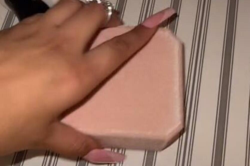 BOŽIĆNI POKLON JOJ JE PRESEO: Pronašla kutiju koju je kupio njen dečko, ali se RADOST PRETVORILA U AGONIJU (VIDEO)