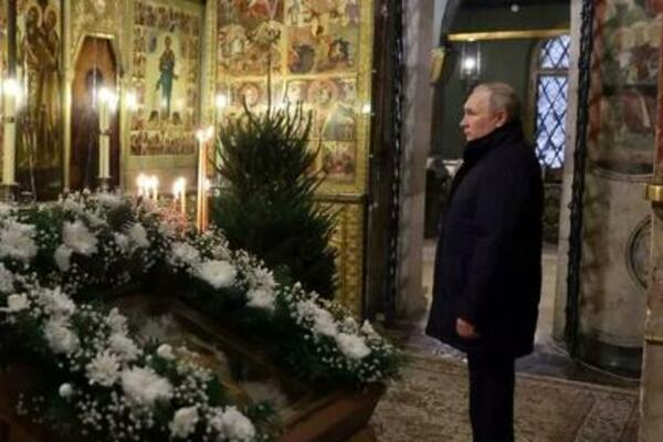 VLADIMIR PUTIN SAM U CRKVI NA BOŽIĆ? Svima u oči upada samo jedan detalj, DA LI JE MOGUĆE? Isplivao i snimak