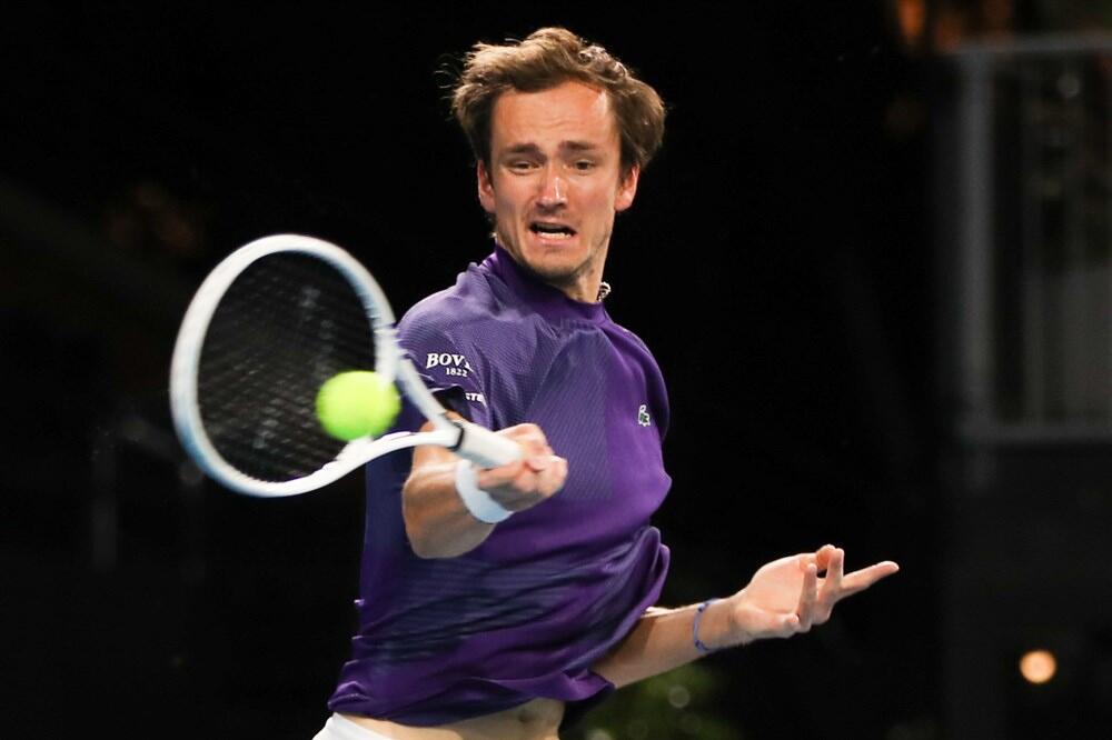 ŠTA MU JE OVO TREBALO: Nikome nije jasan potez Medvedeva pred kraj meča, da li je on vređao Novaka!? (FOTO)