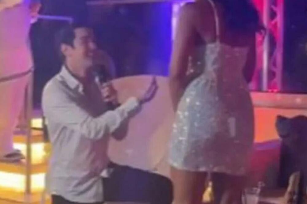 ZAPROSIO JE PRED SVIMA NA NOVOGODIŠNJOJ ZABAVI: Zbog onoga što je usledilo, svima je postalo neprijatno (VIDEO)