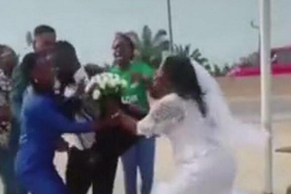 MLADA NA KOLENIMA MOLILA MLADOŽENJU USRED SVADBE: Nije hteo ni da je POGLEDA, drugarice mu SVE ISPRIČALE! (VIDEO)