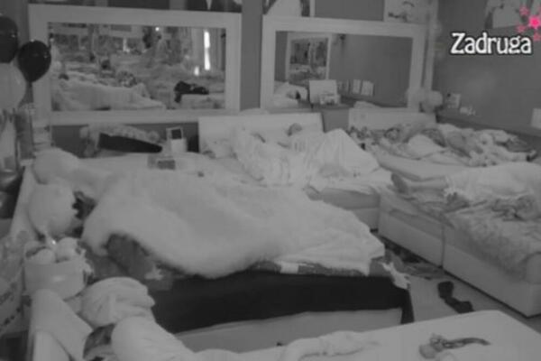 MAJA I CAR INTIMNIM ODNOSOM RAZBUDILI CELU SOBU! Sve PRŠTALO od STRASTI, a onda ju je JAKO PONIZIO