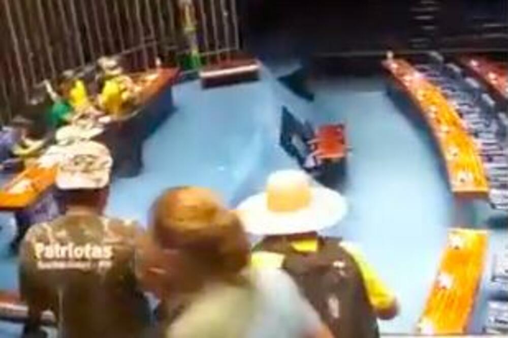 NAROD NA NOGAMA U BRAZILU, NEREDI I DALJE TRAJU: Pojavili se snimci, traži se ČAK I VOJNA INTERVENCIJA (VIDEO)