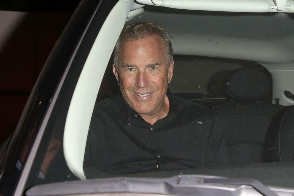 KEVIN KOSTNER IPAK NIJE BACIO OKO NA NJU? Nakon SKANDALOZNOG RAZVODA pojavile se NOVE INFORMACIJE i to u vezi NJE