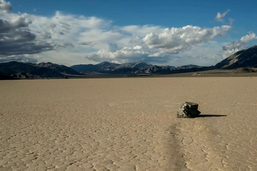 FENOMEN U DOLINI SMRTI KOJI DECENIJAMA ZBUNJUJE NAUČNIKE: Misteriozno kamenje se ovde samo KREĆE (VIDEO)