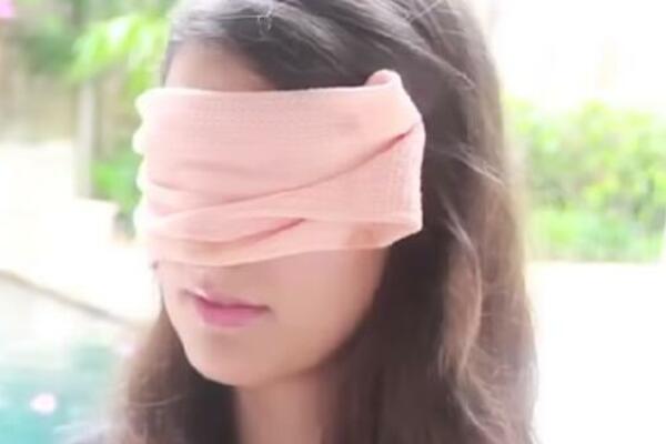 UNIŠTIO JE! Dečko je naterao da stavi povez na oči, odveo je u sobu, a onda je usledila NAJGORA NEPRIJATNOST IKADA