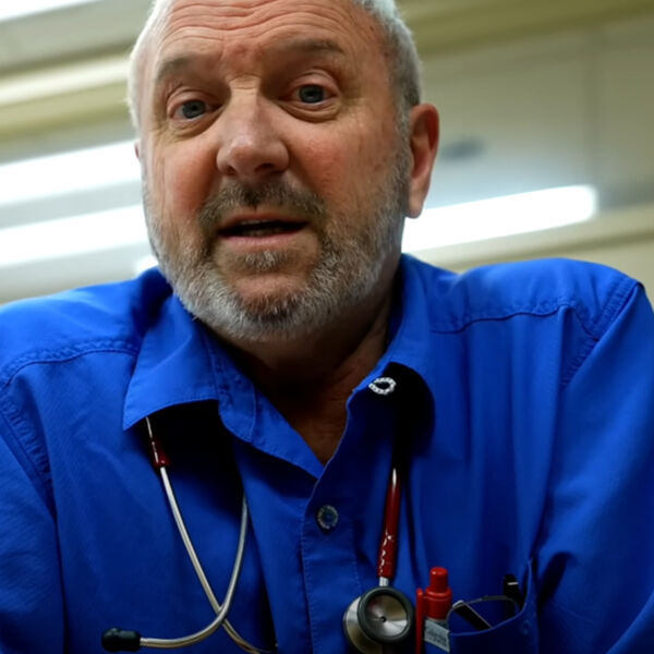 LEKAR ZAPREPASTIO TVRDNJOM: Evo šta se događa sa kosom ako je NE PERETE 7 dana, AU!