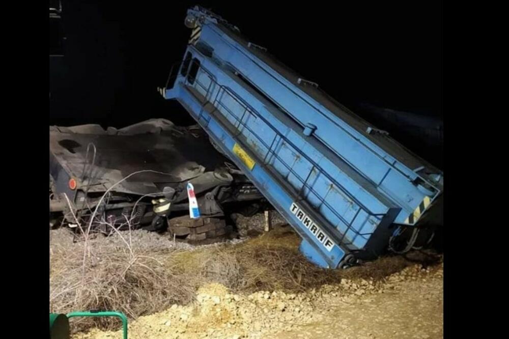 PALA DIZALICA KOJA JE PREMEŠTALA CISTERNE SA AMONIJAKOM: Mašina od 50 tona iskliznula IZ ŠINA (FOTO)