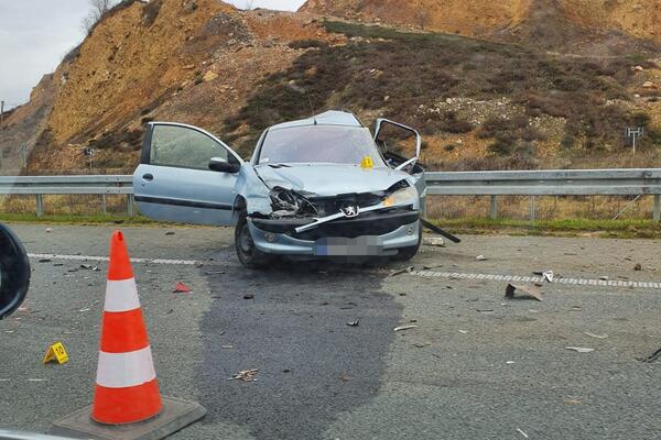 NA VELIKI PRAZNIK IZVUKLI ŽIVU GLAVU! Pežo na auto-putu Miloš Veliki POTPUNO UNIŠTEN, ali nema povređenih! (FOTO)