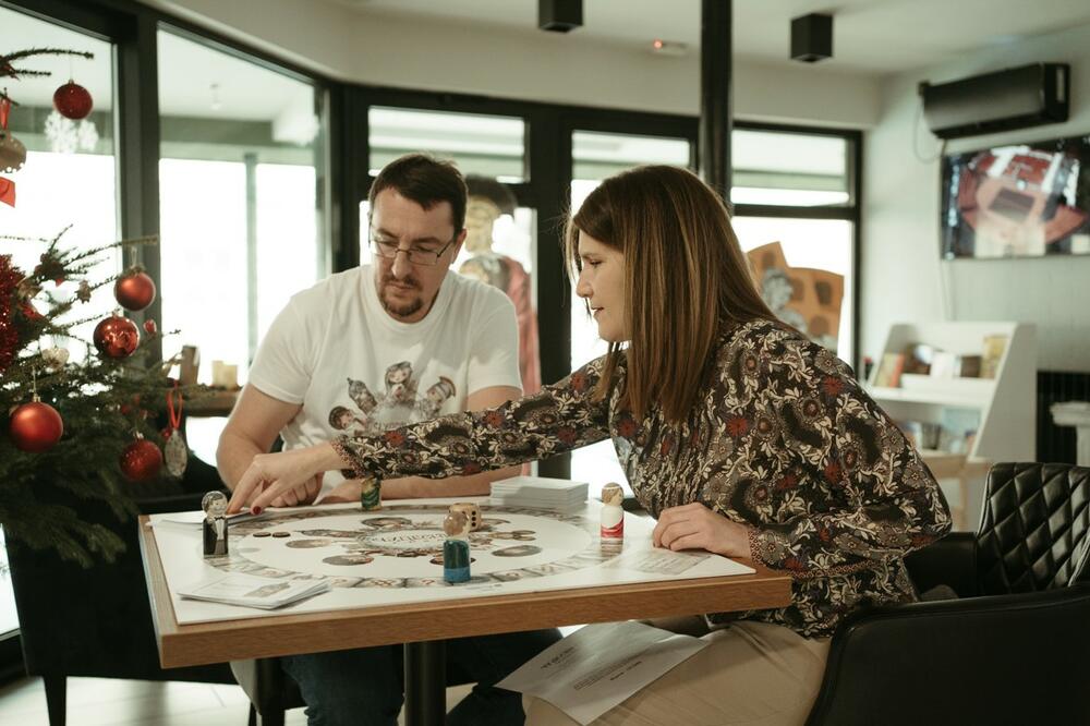 "ČUDESNI GRAD SREMSKA MITROVICA": Predstavljena UNIKATNA društvena igra koja će oduševiti SVE naraštaje! FOTO VIDEO