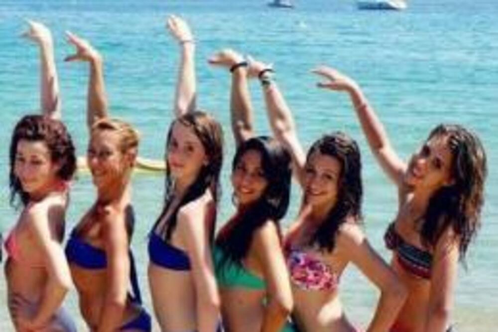 DEVOJKE POZIRALE NA PLAŽI U JEDNOJ POZI: Ono što je uslikano iza njih postalo je PRAVI HIT na društvenim mrežama