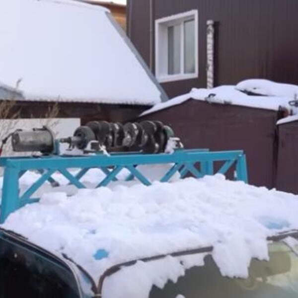 RUSI PREŠLI IGRICU, GLEDAJTE KAKO ČISTE SNEG SA AUTOMOBILA: Ovo još niste VIDELI, brže je od METLICE SIGURNO! VIDEO