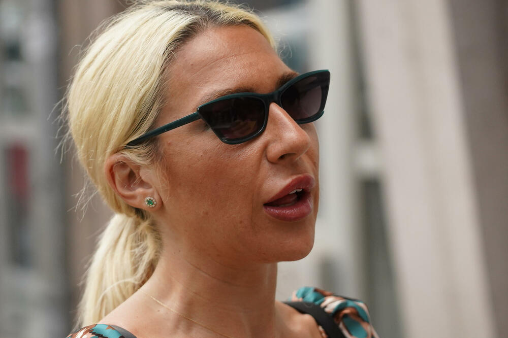 JOVANA JEREMIĆ POKAZALA ŠTA ZNA DA RADI SA PRASEĆOM GLAVOM: Voli da raščepi vilicu i onda POJEDE JEZIK