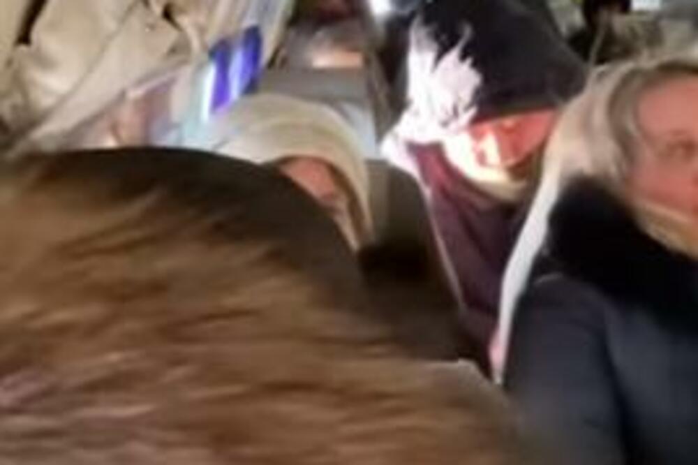 NEZAPAMĆENA DRAMA NA 2.900 METARA: Vrata aviona se OTVORILA USRED LETA, čudo je što niko nije STRADAO (VIDEO)