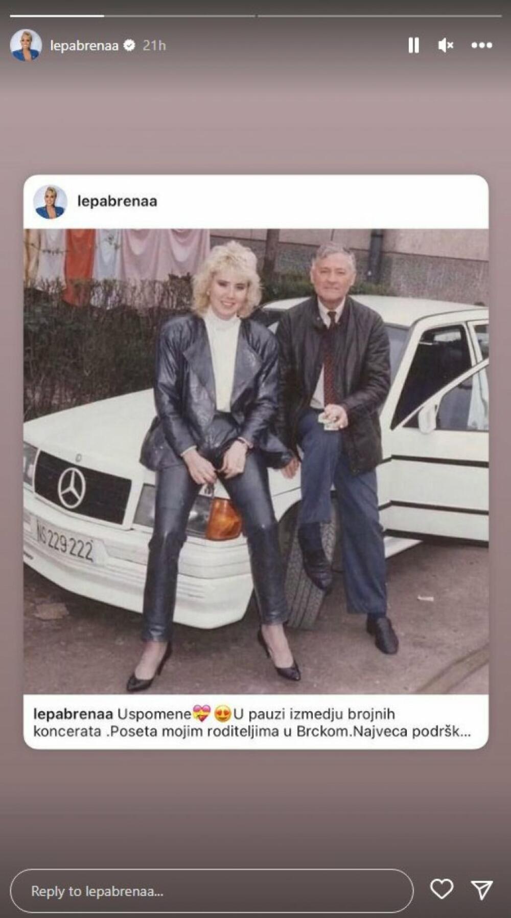 Lepa Brena pozira sa ocem Abidom, ispred Mercedesa
