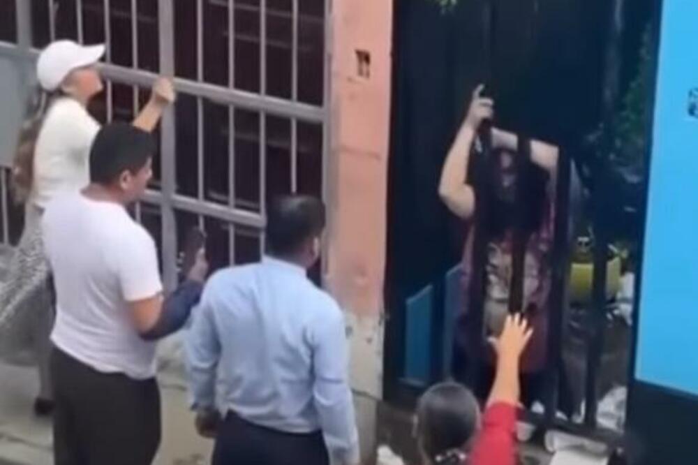 KLEČALA, VRIŠTALA, ULICOM ODJEKIVALI JEZIVI KRICI: Posle ovog prizora EGZORCIZMA nećete moći da ZASPITE (VIDEO)