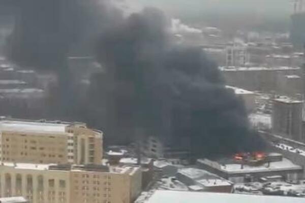 IZBIO VELIKI POŽAR U MOSKVI, CRNI DIM PREKRIO GRAD: Srušio se KROV zgrade, ljudi evakuisani (VIDEO)