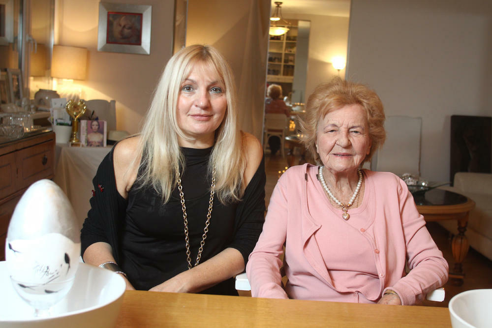 Vesna De Vinča sa pokojnom majkom