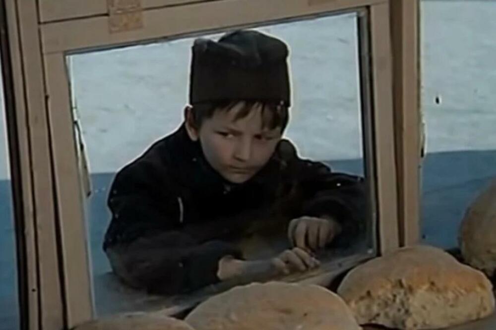 DEČAK POZNAT PO REPLICI"Čiko, je l' sav ovaj lebac tvoj?", DANAS JE MUŽ POZNATE GLUMICE (FOTO)