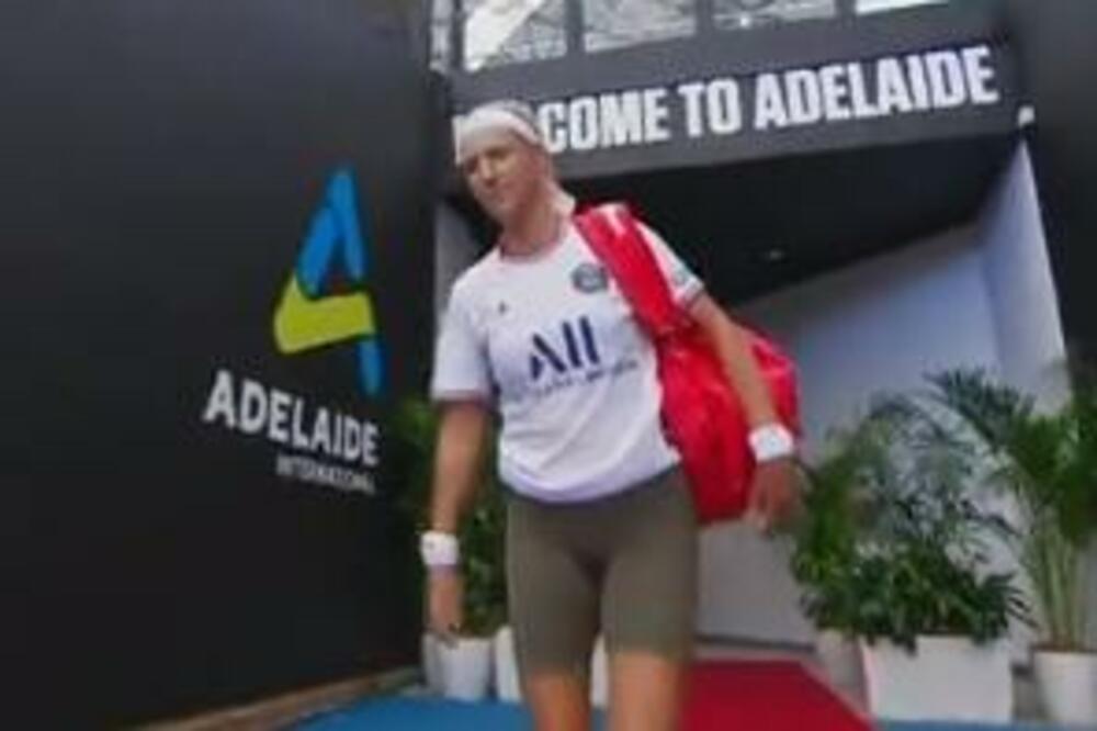 BELORUSKA TENISERKA U NEZGODNOJ SITUACIJI: Čim je izašla na teren naterali je da skine majicu! (VIDEO)