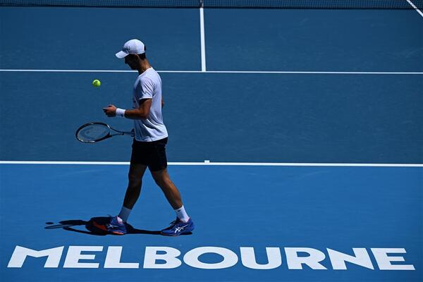 NEMA RAZLOGA ZA BRIGU: Novak odradio trening u Melburnu bez problema, sve je spremno za napad na 22. titulu! VIDEO