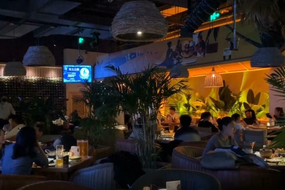 Noćni život u Urumćiju uprkos hladnom vremenu (VIDEO)