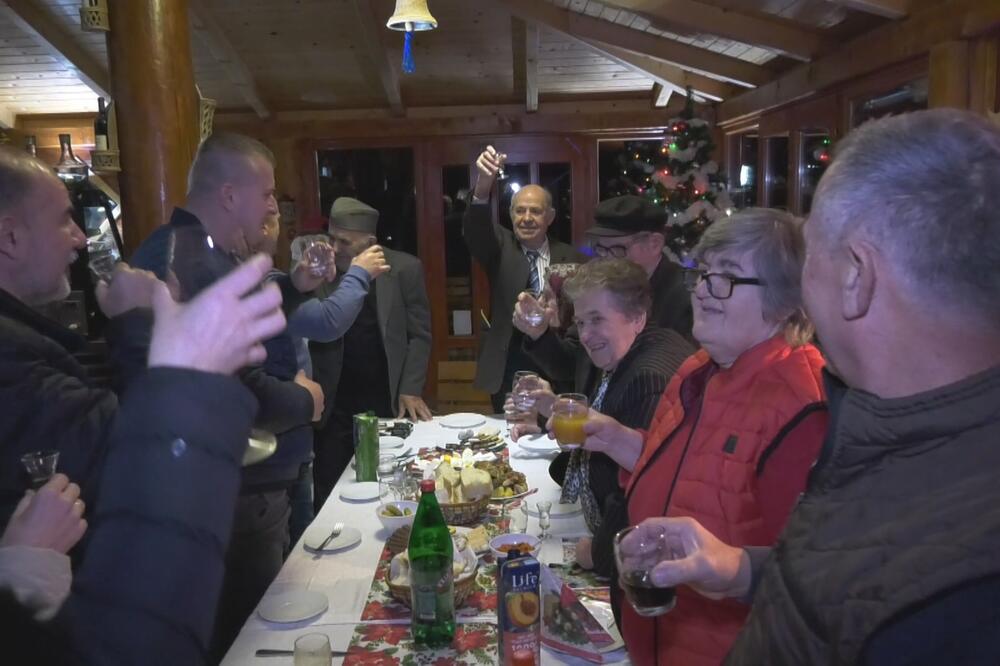 KOD UŽICA SE SASTALI BRAĆA I SESTRE KOJI ZAJEDNO IMAJU 5 VEKOVA ŽIVOTA: Neverovatna slika za trpezom Radibratovića