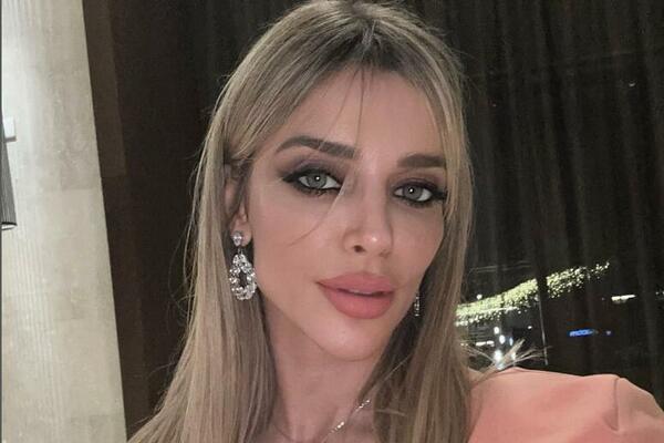 HRVATSKA NOVINARKA ISTAKLA TELO OD ZLATA, PRIZOR OD MILION DOLARA: Izgleda kao AVION, prosto mami na GREH (FOTO)