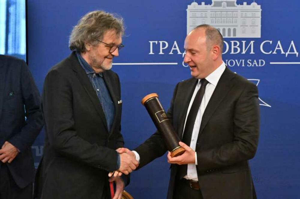EMIRU KUSTURICI U NOVOM SADU SVEČANO URUČENA NAGRADA "DEJAN MEDAKOVIĆ": Stručni žiri doneo jednoglasnu odluku
