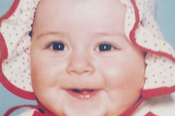 OVA PRESLATKA BEBA SA SLIKE JE DANAS NAŠA POZNATA STARLETA: Nećete verovati svojim očima KADA SHVATITE KO JE